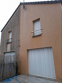 Ce traitement nettoyant demoussant curatif et préventif sur enduit monocouche les murs et les façades se présentant des mousses et lichens